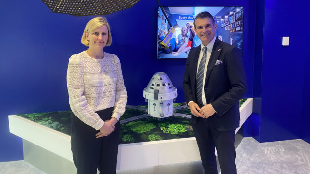 Besuch bei Airbus Space and Defence in Stevenage: UK Managing Director and Head of Country bei Airbus Defence and Space, Kata Escott (links), und Europaminister Eric Beißwenger (rechts).