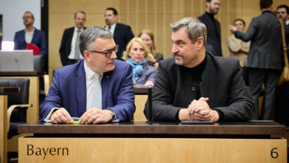 Staatsminister Dr. Florian Herrmann (links) und Ministerpräsident Dr. Markus Söder (rechts) im Bundesrat in Berlin.