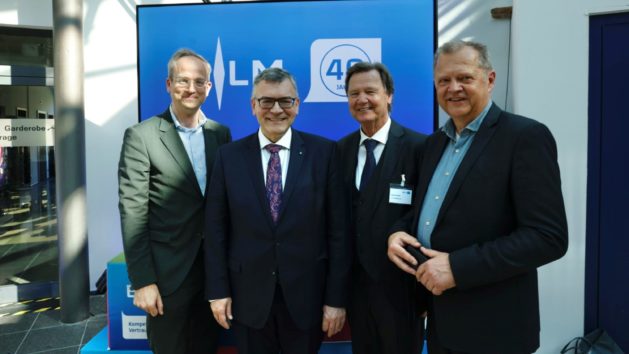 Staatsminister Dr. Florian Herrmann, 2. von links mit unter anderem Dr. Thorsten Schmiege, Präsident der Bayerischen Landeszentrale für neue Medien, links im Bild.