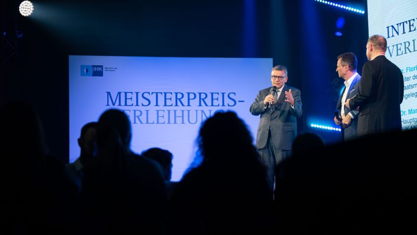 Staatskanzleiminister Dr. Florian Herrmann: "Berufliche Bildung ist zentral für unsere arbeitsteilige Gesellschaft. Darum stehen die Preisträgerinnen und Preisträger mit ihrem Wissen und ihren Kompetenzen bei Unternehmen hoch im Kurs."