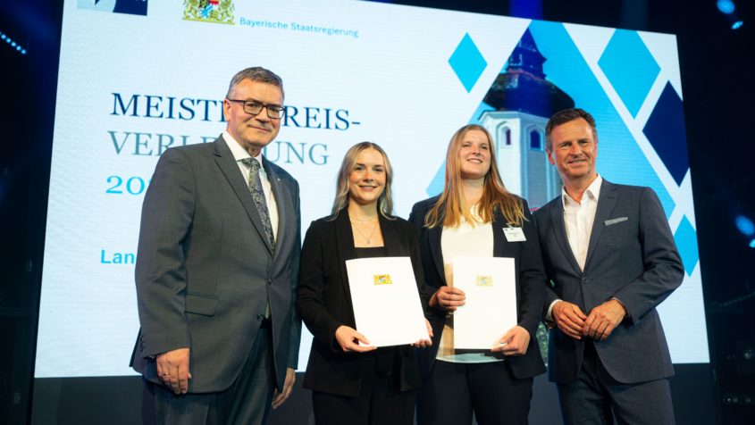 Bei der Meisterpreisverleihung 2025 der Industrie- und Handelskammer für München und Oberbayern gratuliert Staatskanzleiminister Dr. Florian Herrmann den Preisträgerinnen und Preisträgern.