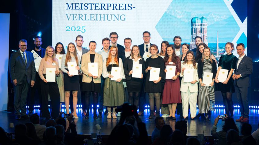 Gruppenbild mit Staatskanzleiminister Dr. Florian Herrmann (links), den Hauptgeschäftsführer der IHK für München und Oberbayern, Dr. Manfred Gößl (rechts), und den neuen Meisterinnen und Meistern.