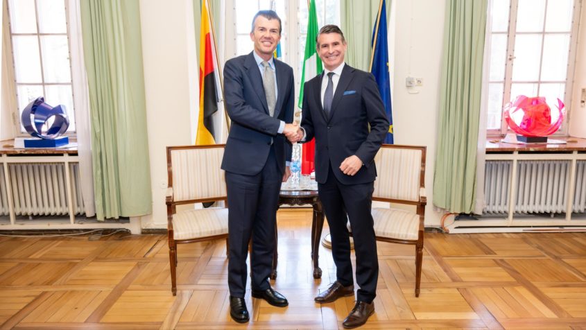Der Vize-Außenminister der Italienischen Republik, Giorgio Silli (links), und Europaminister Eric Beißwenger (rechts) im Generalkonsulat der Italienischen Republik in München.