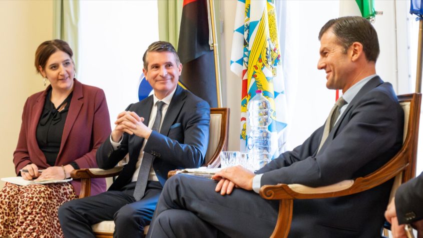 "Die bayerisch-italienische Freundschaft ist etwas ganz Besonderes. Wir sind stolz auf die guten Beziehungen zu Italien und pflegen diese ganz bewusst. Gerade unsere wirtschaftliche Zusammenarbeit entwickelt sich seit Jahren dynamisch. Als gefühltes Nachbarland ist Italien mit einem Handelsvolumen von fast 30 Mrd. Euro unser viertwichtigster Handelspartner." - Europaminister Eric Beißwenger.