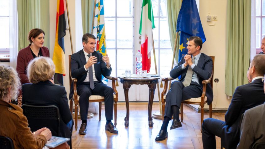 Europaminister Eric Beißwenger im Gespräch mit dem italienischen Vize-Außenminister Giorgio Silli.