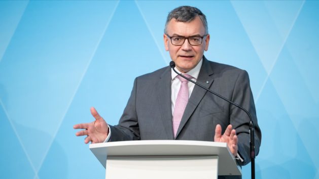 Über die wesentlichen Ergebnisse der Kabinettssitzung informiert Staatskanzleiminister Dr. Florian Herrmann in einer Pressekonferenz im Foyer des Prinz-Carl-Palais.