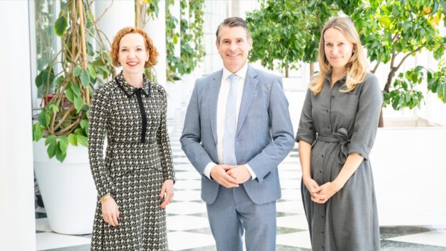 Europaminister Eric Beißwenger (Mitte) und die Vorsitzende der Geschäftsführung der Philip Morris GmbH, Veronika Rost (links), in der Staatskanzlei.