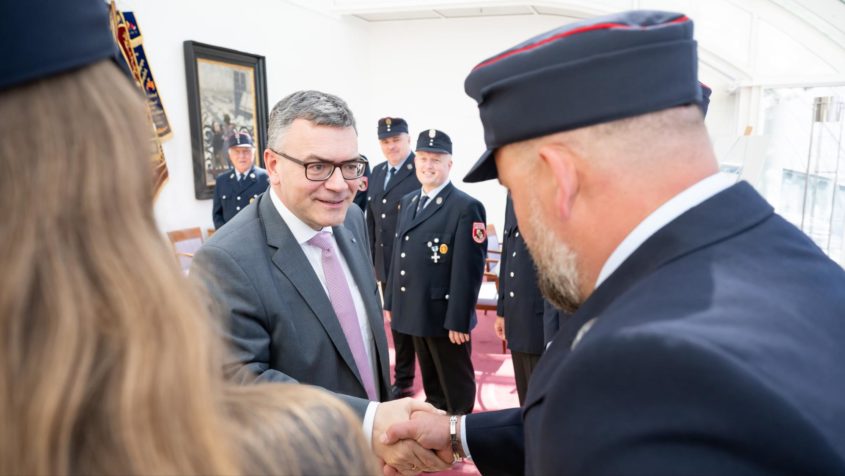 Staatsminister Dr. Florian Herrmann begrüßt die Mitglieder der Freiwilligen Feuerwehr Ezelsdorf anlässlich der Andienung der Schirmherrschaft für das 155-jährige Gründungsfest der Freiwilligen Feuerwehr Ezelsdorf.