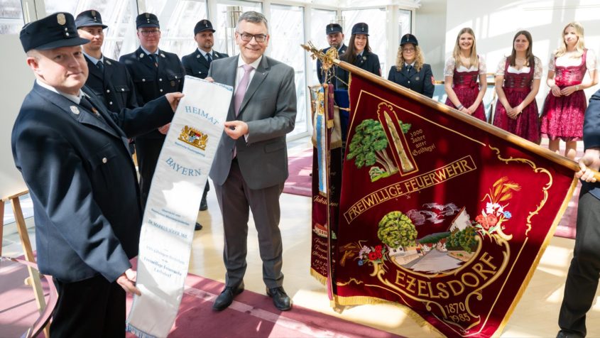 Übergabe des großen Fahnenbandes durch Staatsminister Dr. Florian Herrmann an die Freiwillige Feuerwehr Ezelsdorf.