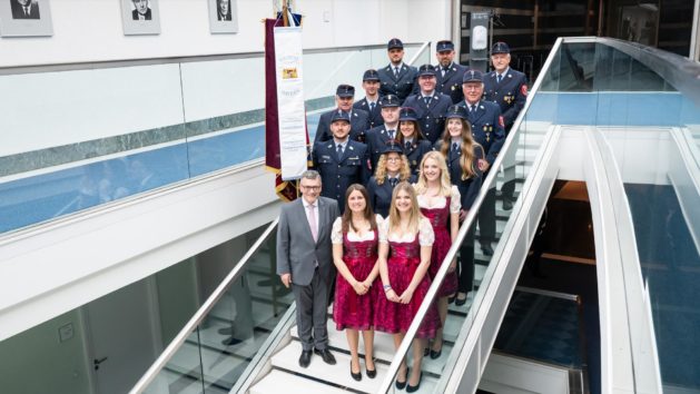 Gruppenbild in der Staatskanzlei: Staatsminister Dr. Florian Herrmann mit den Mitgliedern der Freiwilligen Feuerwehr Ezelsdorf.