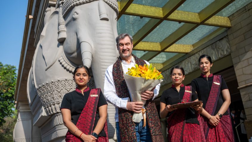 Hinduistische+Empfangszeremonie+f%C3%BCr+den+Bayerischen+Ministerpr%C3%A4sidenten+Dr.+Markus+S%C3%B6der+durch+Mitarbeitende+des+Hotels.