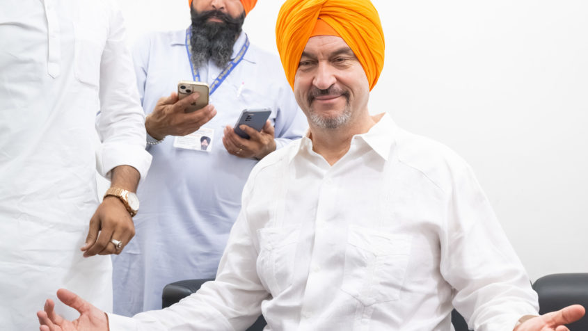 Ministerpräsident Dr. Markus Söder mit Turban vor Betreten des Sikh-Tempel Gurudwara Bangla Sahib.