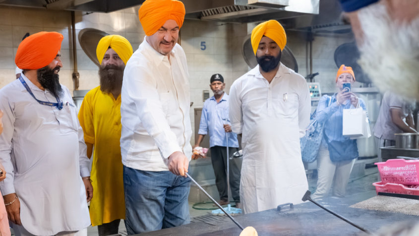 Ministerpräsident Dr. Markus Söder: "Teilen und Helfen ist fester Bestandteil in der Religion der Sikh. In Indien gibt es Reichtum, aber auch viel Armut. Die Sikh sind für alle da. „Töpfe“ sind hier im Tempel so groß wie Wannen und die „Kochlöffel“ so groß wie Spaten, Überall dampft und brutzelt es. "