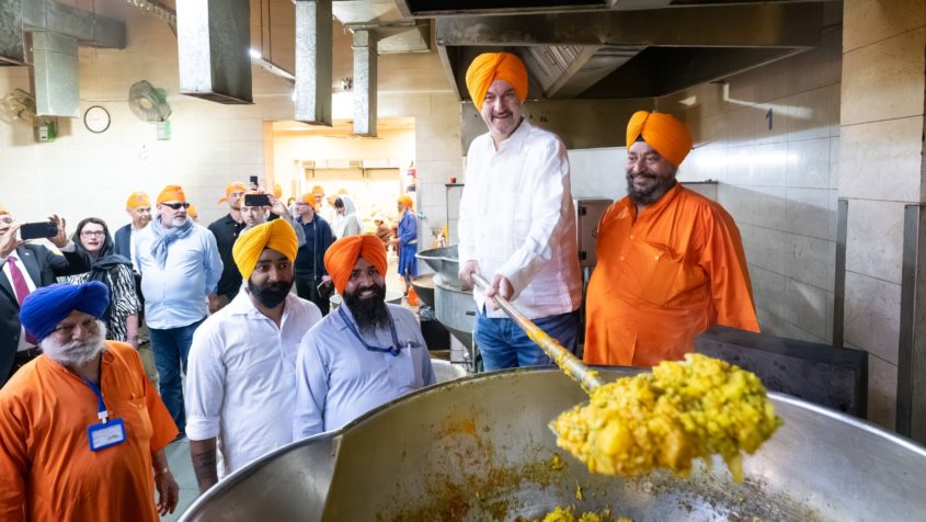 Ministerpräsident Dr. Markus Söder in der Küche des Sikh-Tempel Gurudwara Bangla Sahib.