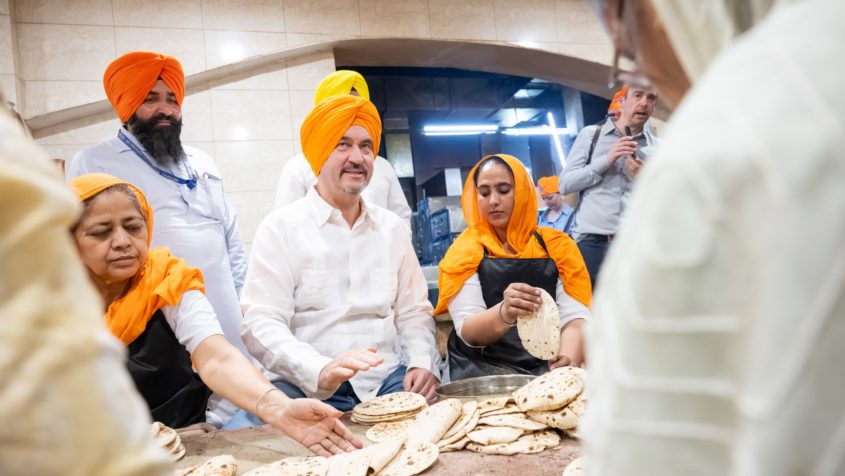 Ministerpräsident Dr. Markus Söder: "Gastfreundschaft pur in Indien: Im Sikh-Tempel wird fast rund um die Uhr gekocht und gemeinsam gegessen. Teilweise kommen pro Tag 100.000 Menschen zusammen."