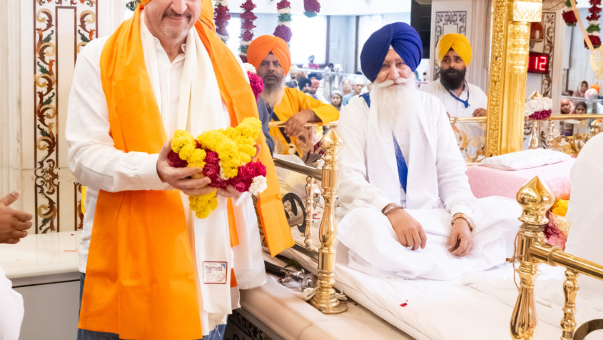 Ministerpräsident Dr. Markus Söder: "Spannender Auftakt morgens in Indien: Waren bei einer spirituellen Zeremonie im Tempel der Sikh Gurudwara Bangla Sahib und bei einer Blumenzeremonie.