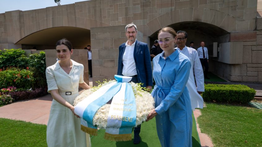 Kranzniederlegung durch Ministerpräsident Dr. Markus Söder, Bildmitte, an der Einäscherungsstätte Mahatma Gandhis Raj Ghat.