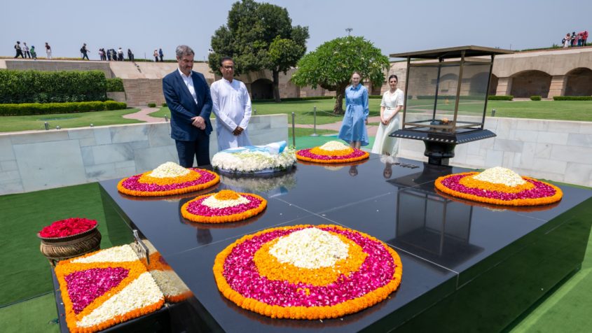 Stilles Gedenken an der Einäscherungsstätte Mahatma Gandhis Raj Ghat.