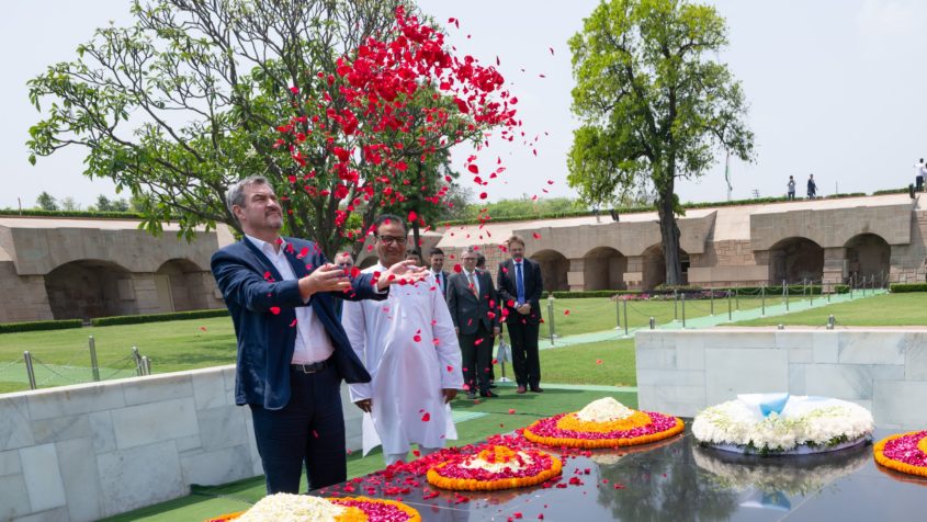 Ministerpräsident Dr. Markus Söder an der Einäscherungsstätte Mahatma Gandhis Raj Ghat.