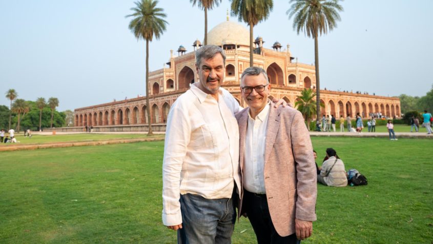 Staatsminister Dr. Florian Herrmann, rechts, und Ministerpräsident Dr. Markus Söder, links, vor dem Humayun-Mausoleum in Neu-Delhi.
