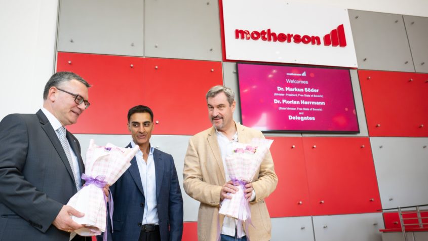 Werkbesichtigung bei der Motherson Group durch Staatsminister Dr. Florian Herrmann, links, und Ministerpräsident Dr. Markus Söder, rechts im Bild.