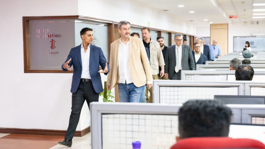 Werkbesichtigung bei der Motherson Group durch u.a. Ministerpräsident Dr. Markus Söder, vorne rechts im Bild.