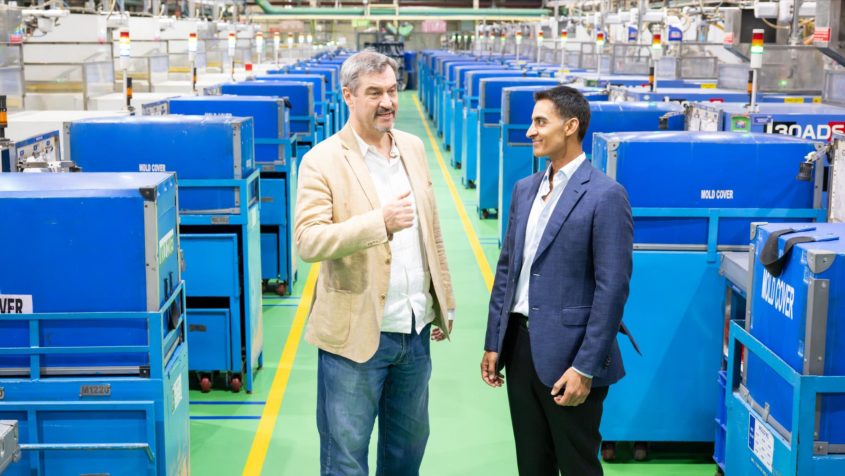 Ministerpräsident Dr. Markus Söder, links, im Gespräch mit dem Vorstandsmitglied der Motherson Group, Laksh Vaaman Sehgal, rechts, während einer Werkbesichtigung bei der Motherson Group.