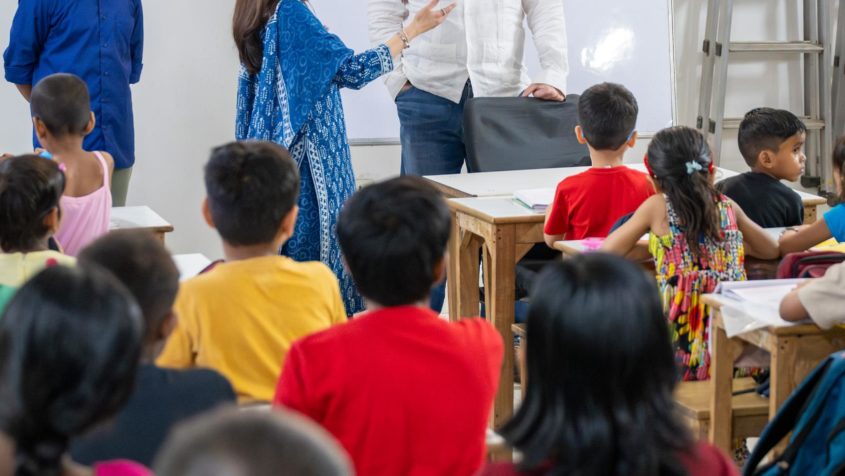 "In Slums gibt es nur Armut und keine Bildung. Dabei kann kein Kind entscheiden, wo es auf der Welt geboren wird. Wir alle hatten enormes Glück und haben deshalb die Pflicht, anderen zu helfen. Das ist mir auch privat ein Herzensanliegen. Das 'Sunshine' Projekt in Neu-Delhi ermöglicht Kindern kostenfreie Schulbildung. Sie lernen Lesen statt betteln zu müssen." - Ministerpräsident Dr. Markus Söder