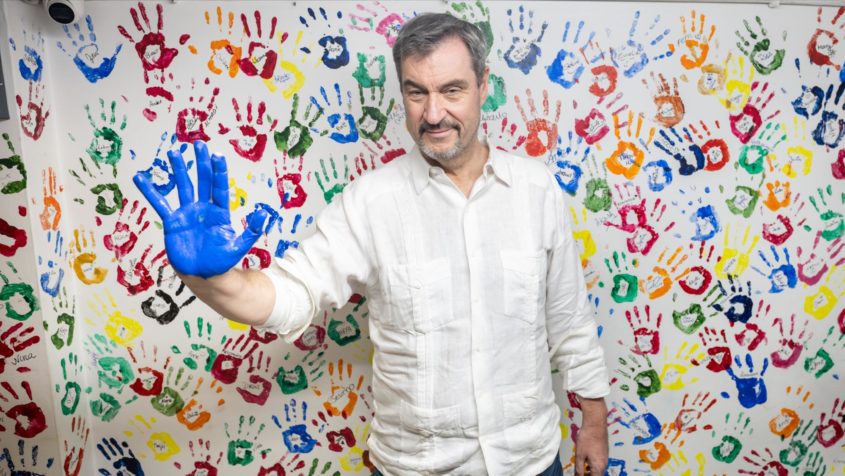 Wie viele andere Unterstützer des Sozialprojekt "Sunshine Project" durfte Ministerpräsident Dr. Markus Söder als besondere Ehre einen Handabdruck an die Wand machen.