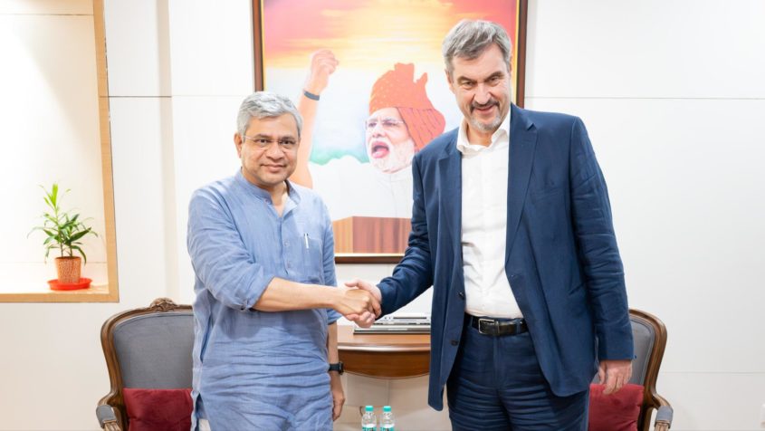 Der Minister für Elektronik und Informationstechnologie der Republik Indien, Ashwini Vaishnaw, links, empfängt Ministerpräsident Dr. Markus Söder, rechts.
