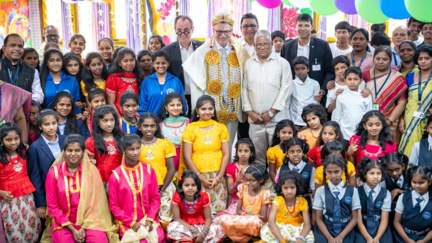 Gruppenbild mit Staatseiminister Dr. Florian Herrmann in der "BREADS" - ein Don Bosco-Sozialprojekt für benachteiligte junge Menschen - in Bangalore.