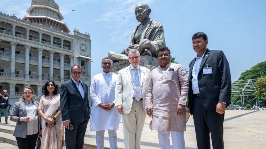 Gruppenbild vor dem Regierungsgebäude des Bundesstaates Karnataka in Bangalore.