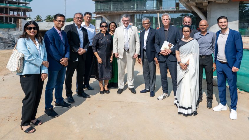 Staatsminister Dr. Florian Herrmann: "Spitzentechnik Made in Bavaria: Siemens Healthineers aus Erlangen investiert massiv in ein Innovations-Hub in Bangalore. Auf der Indien-Reise haben wir die Großbaustelle besichtigt, die rasant zu einem nachhaltigen Gebäudekomplex mit 175.000 Quadratmetern Fläche heranwächst. Das ist ein starkes Beispiel für die Bedeutung bayerischer Firmen in der Welt. „Siemens Healthineers“ ist einer der weltweit größten Medizintechnik-Anbieter. Umgekehrt waren wir in Neu-Delhi beim indischen Zulieferbetrieb „Motherson“ zu Gast, der allein in Bayern neun Standorte mit 6000 Arbeitsplätzen betreibt. Gegenseitig können wir langfristig profitieren. Auf politischer Ebene setzen wir uns deshalb für freien Handel und Investitionen ein und fungieren auf Auslandsreisen immer wieder auch als Türöffner für die bayerische Wirtschaft. Bei Siemens Healthineers in Bangalore durfte ich heute einen Baum pflanzen. Das ist eine Tradition in Indien bei Neubauten ähnlich wie das Überreichen von Brot und Salz bei uns. Alles Gute!"