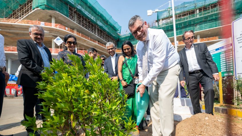 Baumpflanzung durch Staatsminister Dr. Florian Herrmann am Siemens Innovations-Hub in Bangalore.