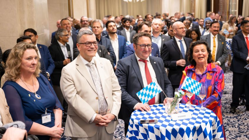 MdL Kerstin Schreyer, Staatsminister Dr. Florian Herrmann und Wirtschaftsstaatssekretär Tobias Gotthardt (v.l.n.r.) beim Empfang in Bangalore. Zum Empfang haben der Generalkonsul der Bundesrepublik Deutschland in Bangalore, Dr. Achim Burkart, und der Repräsentant des Freistaats Bayern in Indien, John Kottayil, geladen.