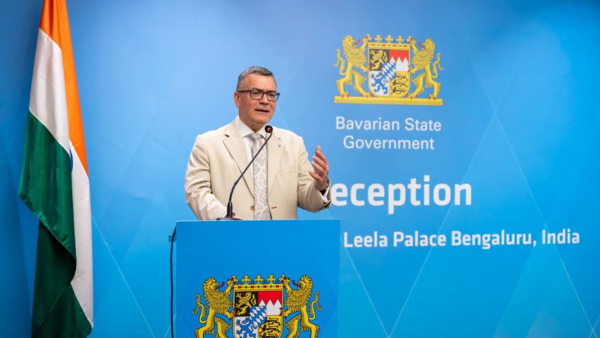 "Mit der Hightech Agenda Bayern investieren wir über 5,5 Mrd. Euro in Wissenschaft und den dazugehörigen Technologietransfer in die Wirtschaft – damit aus guten Ideen Arbeitsplätze werden. Mit Erfolg: Unternehmen aus aller Welt kommen nach Bayern – und bayerische Unternehmen expandieren raus in die ganze Welt. Die neue internationale Kooperation zwischen Renk India und Quantum Systems freut uns daher ganz besonders. Die Bereiche Rüstung, Luft- und Rahmfahrt sowie KI und Quantencomputing sind große Zukunftsfelder. Wir wollen als Freistaat mit unserer Innovationskraft bei diesen Technologien weltweit vorne mit dabei sein und so langfristig Wertschöpfung und Wohlstand für Bayern sichern." - Staatsminister Dr. Florian Herrmann.