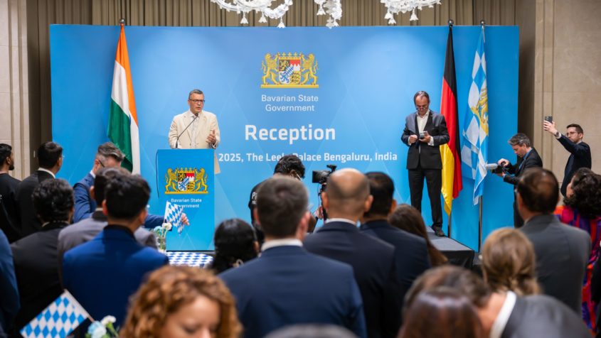 Staatsminister Dr. Florian Herrmann: "Vernetzung und Partnerschaft sind in einer globalen Welt in Unruhe wichtiger denn je. Dazu haben wir heute zum Abschluss unser Indien-Reise auch einen großen Empfang in Bangalore zum Vernetzen von internationalen Wirtschaftsvertretern gegeben. Bayern und Indien ergänzen sich hervorragend: Der Bundesstaat Karnataka gilt als das Silicon Valley Indiens und Bayern als das Silicon Valley Deutschlands. Wir setzen als Freistaat auf Hightech und Forschung wie kein anderes Bundesland."