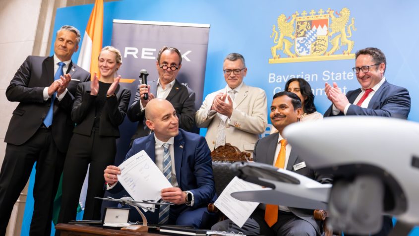 Feierliche Unterzeichnung der Erklärung der Quantum Systems GmbH und RENK Gears Private Limited (RENK Indien) zur Anbahnung einer strategischen Geschäftspartnerschaft.