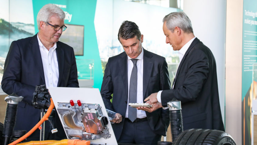 Bei einer Kubustour erhält Europaminister Eric Beißwenger einen Überblick über die Infineon-Produkte und ihre Anwendungsbereiche. © Infineon Technologies AG