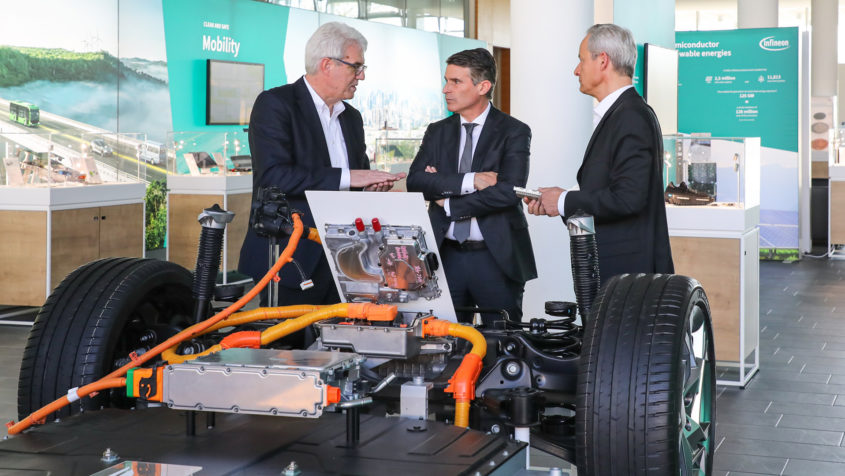 Europaminister Eric Beißwenger im Gespräch.© Infineon Technologies AG