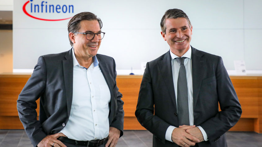 Der Finanzvorstand der Infineon Technologies AG, Dr. Sven Schneider (links), und Europaminister Eric Beißwenger (rechts). © Infineon Technologies AG