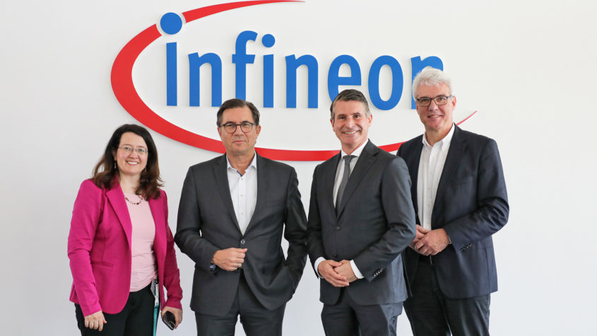 Besuch bei der Technologies AG in Neubiberg (v.l.n.r.): Anja Boelitz (Senior Director Public Policy), Dr. Sven Schneider (Finanzvorstand ), Europaminister Eric Beißwenger und Ralf Memmel (Head of HR Future Work Environment). © Infineon Technologies AG