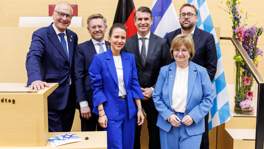 Gruppenbild mit den Teilnehmern der Diskussionsrunde "Israel und Bayern: Verbunden in Vergangenheit und Zukunft" (v.l.n.r.): Der Präsident der Deutsch-Israelischen Gesellschaft e. V., Volker Beck, der I. Vizepräsident des Bayerischen Landtags, Tobias Reiß, Moderatorin Ilanit Spinner, Europaminister Eric Beißwenger, die israelische Generalkonsulin Talya Lador-Fresher und der stellvertretende Bild-Chefredakteur, Paul Ronzheimer. © Bildarchiv Bayer. Landtag | Fotos: Matthias Balk
