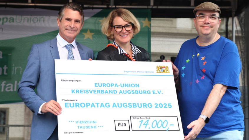 Europaminister Eric Beißwenger, Augsburgs Oberbürgermeisterin Eva Weber und der Vorsitzende der Europa-Union Kreisverband Augsburg e.V., Peter Gebhard (v.l.n.r.).