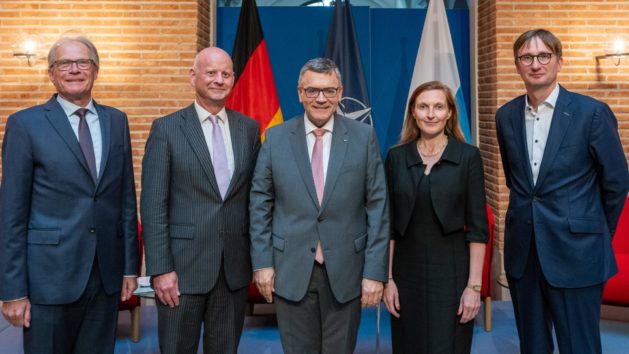 Gruppenbild (v.l.n.r.): Brigadegeneral a.D. Helmut Dotzler (Leiter Regionalkreis München, Deutsche Atlantische Gesellschaft e.V.), Prof. Dr. Stephan Bierling (Professur für Internationale Politik und Transatlantische Beziehungen an der Universität Regensburg), Staatsminister Dr. Florian Herrmann, Dr. Gerlinde Groitl (Politikwissenschaftlerin am Institut für Politikwissenschaft der Universität Regensburg) und Prof. Dr. Sönke Neitzel (Professur für Militärgeschichte / Kulturgeschichte der Gewalt an der Universität Potsdam).