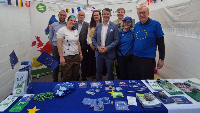 Bei einem Rundgang schaut Europaminister Eric Beißwenger auch am Stand des Europa-Union München e.V. vorbei.