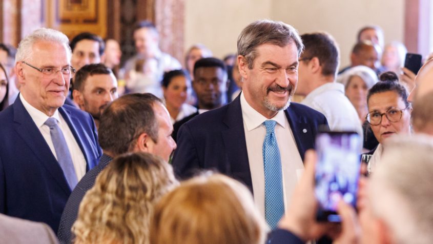 Innenminister Joachim Herrmann und Ministerpräsident Dr. Markus Söder im Gespräch mit den Gästen beim Neubürgerempfang.