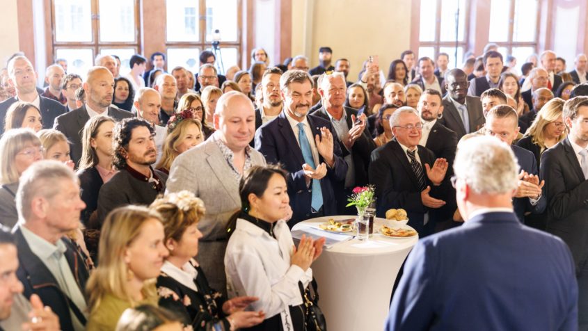 Rund 700 neu Eingebürgerte aus Ober- und Niederbayern, der Oberpfalz und Schwaben sind zum Empfang in die Münchner Residenz gekommen.
