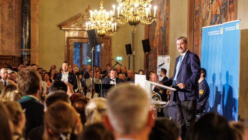 Ministerpräsident Dr. Markus Söder: "Sie sind ein Vorbild für Integration und Zusammenhalt. Der Freistaat zählt auf Sie! Bringen Sie sich ein und engagieren Sie sich!"