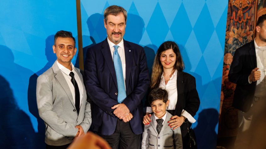 "2024 wurden insgesamt mehr als 54.000 Menschen bei uns eingebürgert. Heute Abend waren Menschen aus 77 Ländern hier." - Ministerpräsident Dr. Markus Söder.
